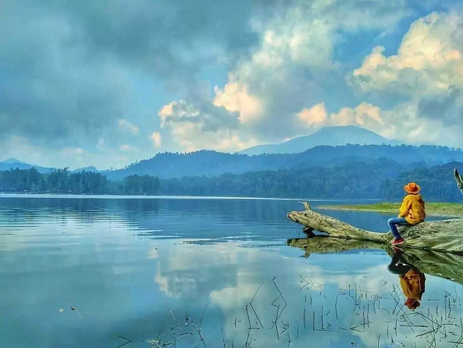 Situ Patenggang Ciwidey, Danau Indah Yang Dipagari Perkebunan Teh dan Kapal Pinisi